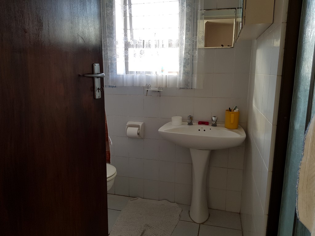 His en suite Main Bathroom